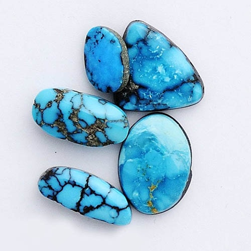 سنگ فیروزه نیشابوری اصلی ۷.۵ قیراتی سه ضلعی ۲۴۰۴۱۵